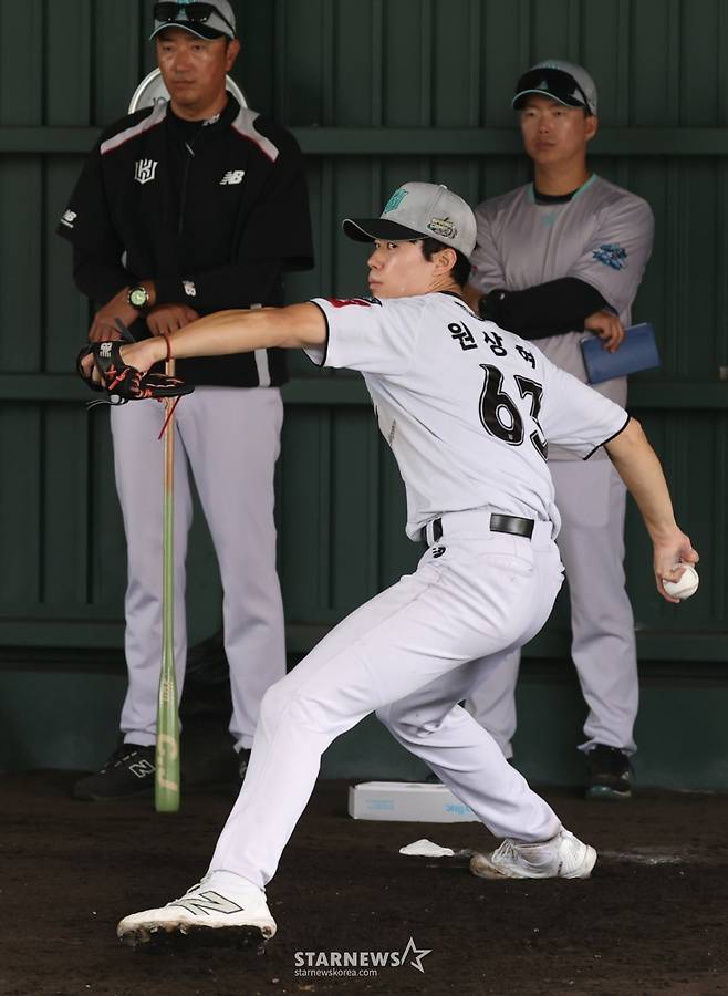 KT 위즈가 26일 일본 오키나와현 우루마 쿠시카와 야구장에서 스프링캠프 일정을 진행했다.  원상현이 불펜 피칭을 하고 있다. /사진=김진경 대기자