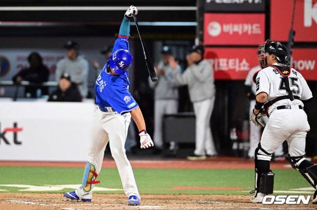 삼성 김영웅이 4일 수원 KT전 6회초 2사 3루에서 삼진당한 후 방망이를 내려치고 있다.