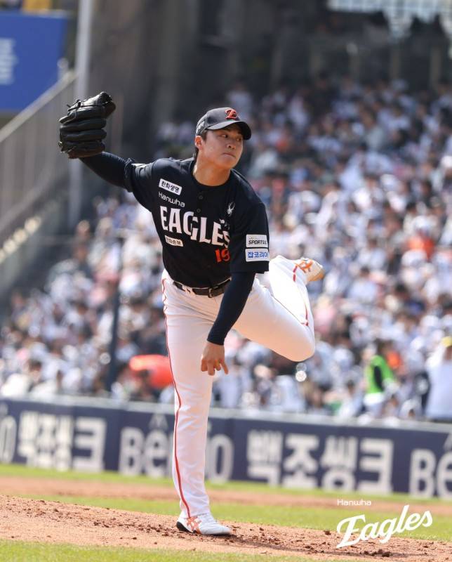 한화 선발 왕옌청이 4일 잠실 두산전에서 역투하고 있다. /사진=한화 이글스 제공