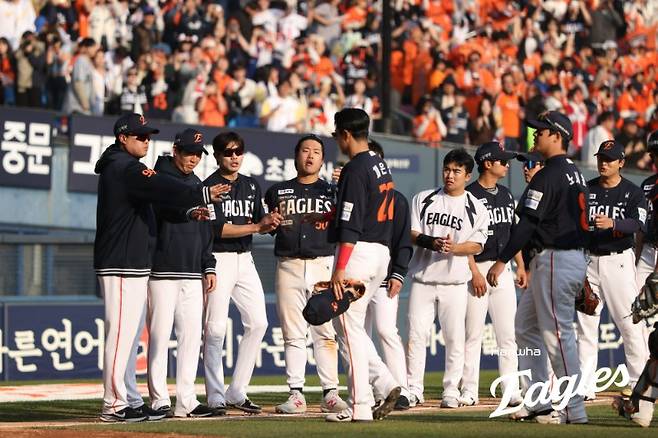 한화 이글스 선수들이 4일 잠실 두산전 승리 후 기뻐하고 있다. /사진=한화 이글스 제공