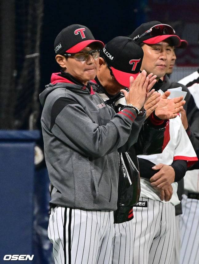 4일 경기를 마친 염경엽 감독이 선수단을 향해 박수를 보내고 있다.