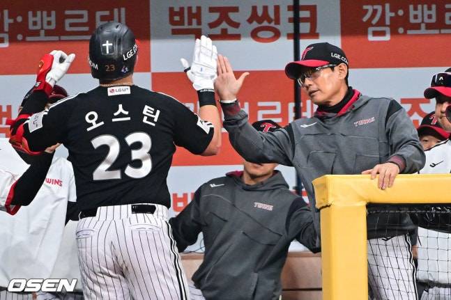 5회 오스틴(왼쪽)이 솔로홈런을 날린 뒤 염경엽 감독(오른쪽)과 하이파이브를 하고 있다.