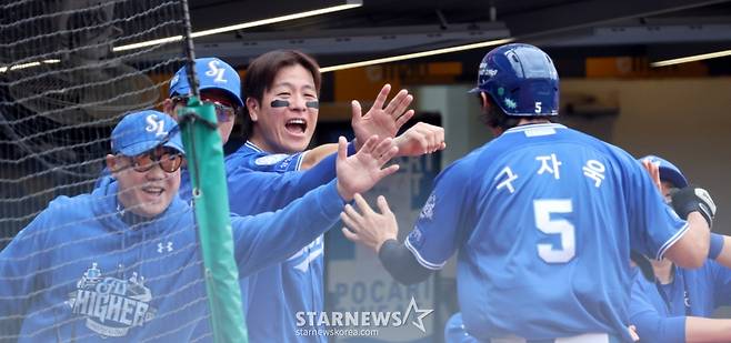 삼성 박진만 감독(맨 왼쪽)이 선수들을 반기고 있다. /사진=강영조 선임기자