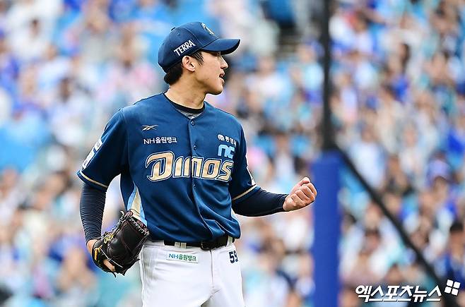 6일 오후 대구삼성라이온즈파크에서 열린 '2025 신한 SOL Bank KBO 포스트시즌' NC 다이노스와 삼성 라이온즈의 와일드카드 1차전 경기, 4회말 NC 선발투수 구창모가 삼성 선두타자 구자욱을 내야 땅볼로 돌려세운 뒤 기뻐하고 있다. 엑스포츠뉴스 DB