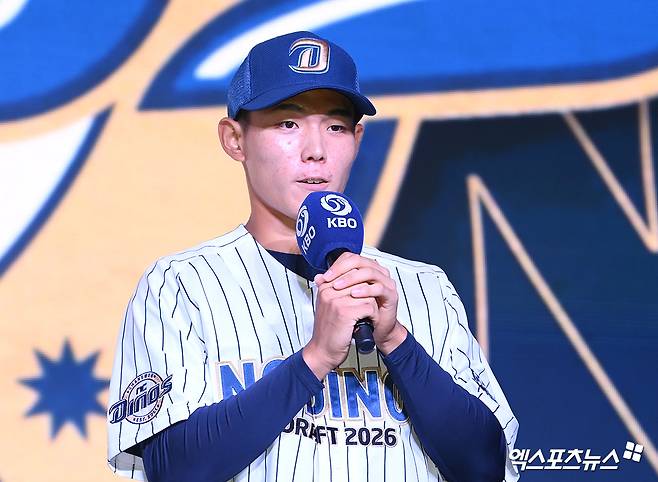 17일 오후 서울 송파구 롯데호텔 월드에서 열린 '2026 KBO 신인 드래프트'에 참석한 NC 다이노스에서 신재인(유신고)이 지명된 뒤 소감을 전하고 있다. 엑스포츠뉴스 DB