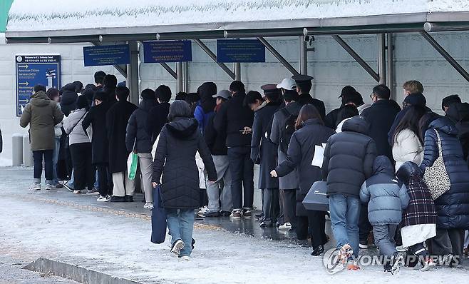 미국대사관 찾은 시민들 [연합뉴스 자료사진]