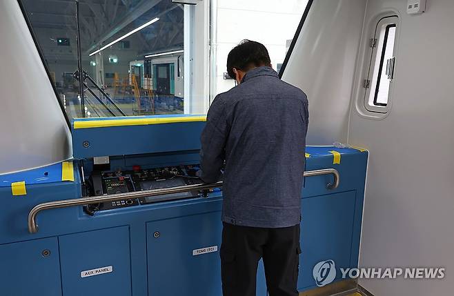 시운행 전 열차 살펴보는 관계자 (창원=연합뉴스) 이준영 기자 = 3일 오후 도시철도 양산선 운행을 맡은 우진메트로양산 관계자가 시운행 전 열차를 살펴 보고 있다. 2026.4.3 ljy@yna.co.kr