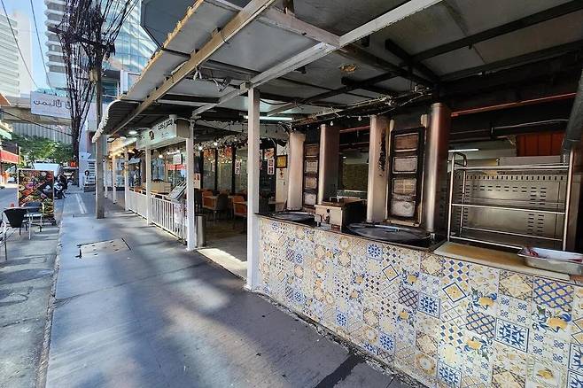 평소와 달리 텅 빈 태국 방콕 나나 지역 식당가의 모습 [스트레이츠타임스 홈페이지 캡처. 재판매 및 DB 금지]