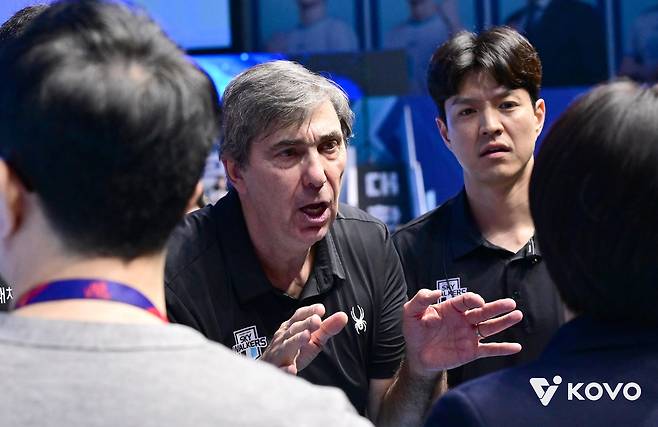 심판 판정에 항의하는 블랑 현대캐피탈 감독(중앙) [한국배구연맹 제공. 재판매 및 DB 금지]