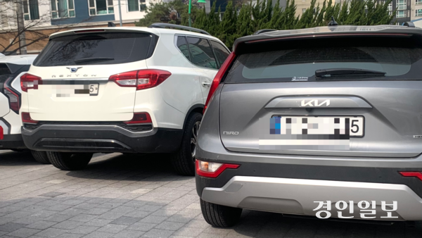 3일 수원시청 맞은편 수원 올림픽공원 주차장에  번호판 끝자리가 5인 차량들이 다수 주차돼 있다. 이날은 공공기관 승용차 5부제상 끝번호 5·0 차량의 운행이 제한되는 금요일이라 해당 차량을 끌고 온 시청 공무원들은 시청 주차장에 주차를 할 수 없다. 2026.4.3 /유혜연기자 pi@kyeongin.com