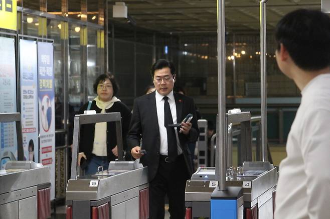 ▲ 지난 4일 더불어민주당 박찬대(연수구갑) 의원이 신연수역에서 지하철을 이용하고 있다. /사진제공=박찬대 의원실