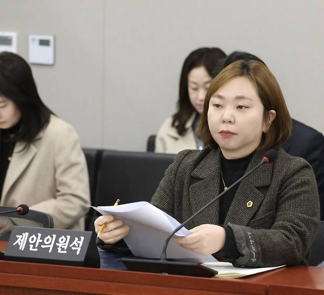 ▲ 전자영 경기도의원이 학교놀이터 조성과 관련된 조례안에 대한 제안 설명을 하는 모습. /사진제공=경기도의회
