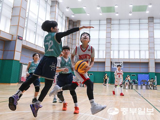 참가 선수가 상대팀의 수비를 돌파하고 있다. 임채운기자