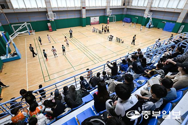 중부일보가 주최하고 용인시농구협회가 주관하는 3x3 농구대회인 '2026 용인시 조아용 위너볼 3x3 농구대회'가 5일 오후 용인시청 청소년수련관 실내체육관에서 진행되고 있다. 임채운기자