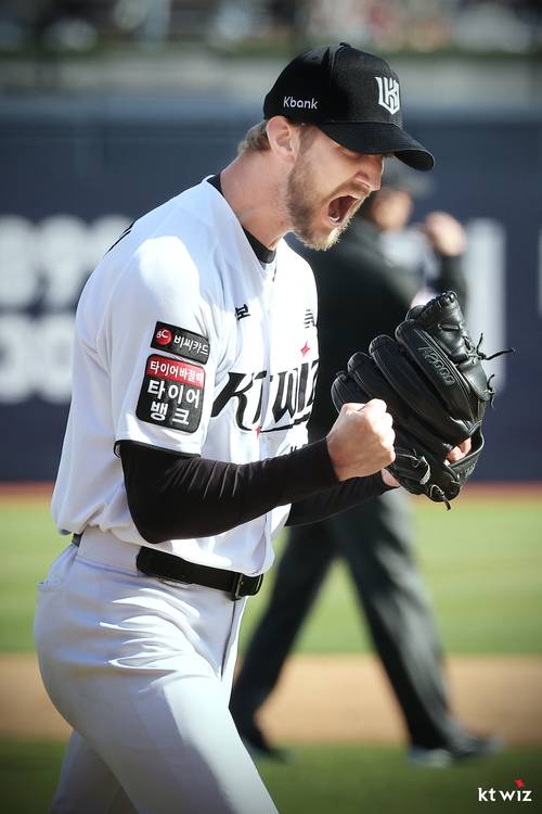 5일 수원케이티위즈파크서 열린 2026 신한 SOL 뱅크 KBO리그 정규시즌 삼성 라이온즈와의 홈 경기서 KT 선발 보쉴리가 상대 타자를 잡고 기뻐하고 있다. 사진=KT위즈