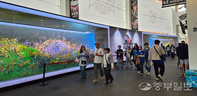 5일 수원케이티위즈파크 2층 F&B 존에 설치된 LED 파노라마 미디어월 앞을 경기장을 찾은 팬들이 지나고 있다. 이건우기자