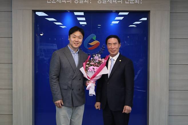 지난 3일 경기도체육회를 방문한 원윤종 IOC 선수위원(왼쪽)이 이원성 도체육회장과 기념사진을 찍고 있다. <경기도체육회 제공>