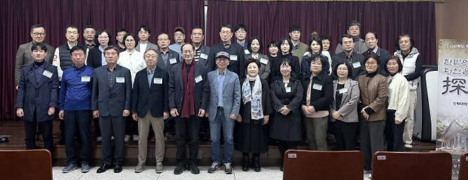 다산학당 목민과정 9기 참가자들이 김태희 이사장과 함께 기념사진을 찍고 있다.   사진=다산학당 제공