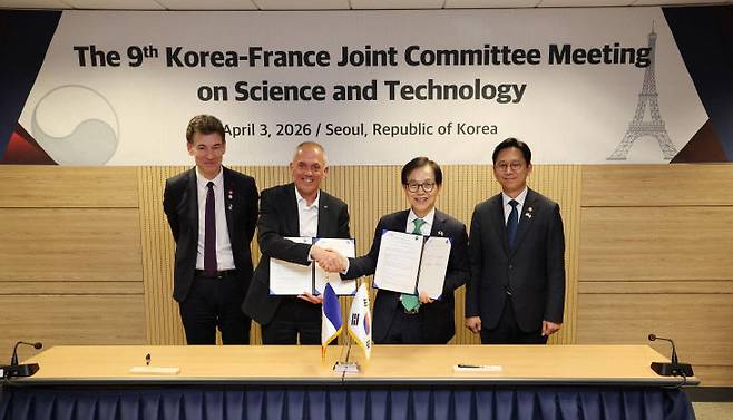 KAIST와 프랑스 국립과학연구센터의 협약 체결 모습. 왼쪽부터 필립밥티스트 프랑스고등교육연구우주부 장관, 앙투안프티 프랑스 국립과학연구원장, 이광형 KAIST총장, 배경훈 부총리 겸 과학기술정보통신부 장관. (사진=KAIST 제공)