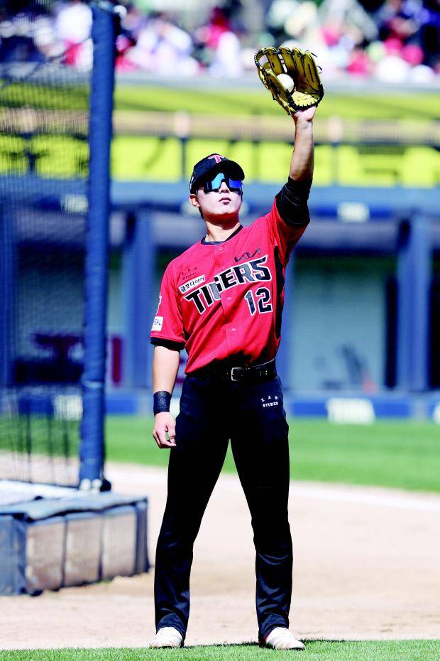 KIA 정현창이 5일 NC와의 홈경기에 앞서 캐치볼을 하고 있다. <KIA 타이거즈 제공>