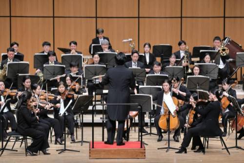 ◇춘천시립예술단이 오는 10일까지 ‘2026 찾아가는 공연’ 공모를 진행한다. 사진은 춘천시립교향악단. 시립예술단 제공