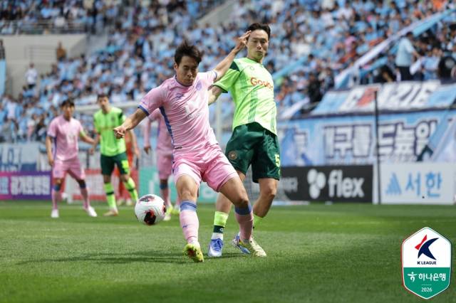 프로축구 대구FC 박기현(왼쪽)이 김포FC 박동진과 공을 두고 경합하고 있다. K리그 제공