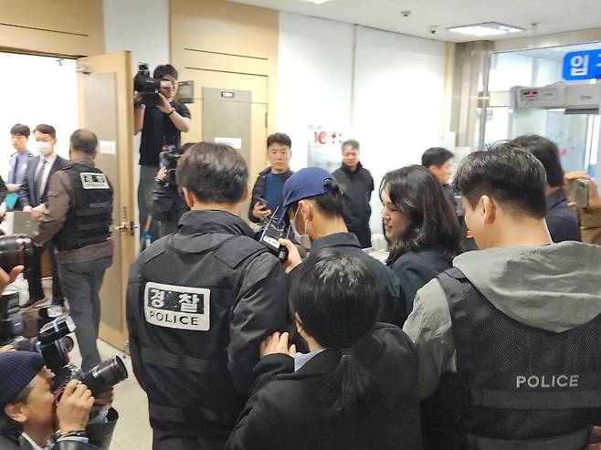 지난 2일 장모를 폭행해 숨지게 한 뒤 시신을 여행용 가방에 담아 유기한 혐의를 받는 조모 씨(27)가 대구지법으로 들어가고 있다. /경북매일DB