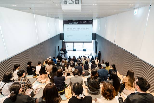 4월 4일 오후 부산 수영구 도모헌 다할 강연장에서 2026부산비엔날레 ‘큐레토리얼 포럼: 행성적 시선, 다층의 지역’ 행사가 열리고 있다. 부산비엔날레조직위원회 제공