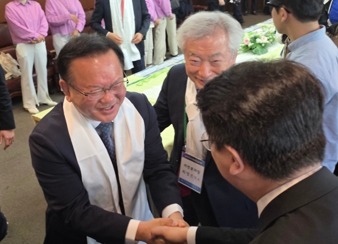 ▲ 더불어민주당 김부겸 대구시장 선거 후보가 5일 대구스타디움에서 열린 부활절연합예배에 앞서 참석 내빈들과 인사를 나누고 있다. 전재용 기자