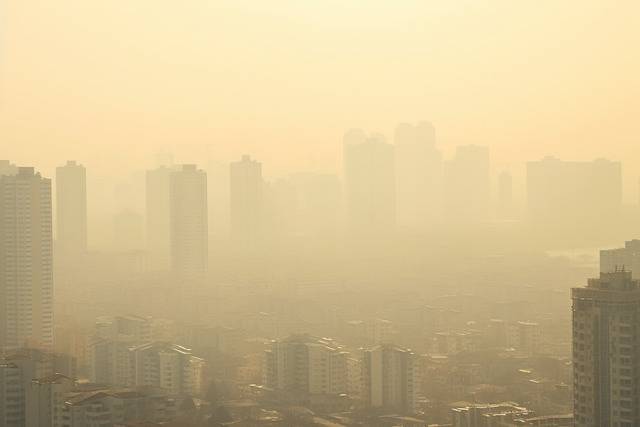 황사 영향으로 뿌옇게 변한 도심(질병관리청 제공)