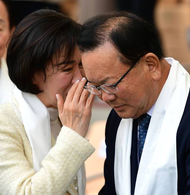 이인선 국민의힘 대구시당 위원장이 더불어민주당 대구시장 후보인 김부겸 전 국무총리와 악수 도중 귓속말을 나누고 있다. 김진홍 기자