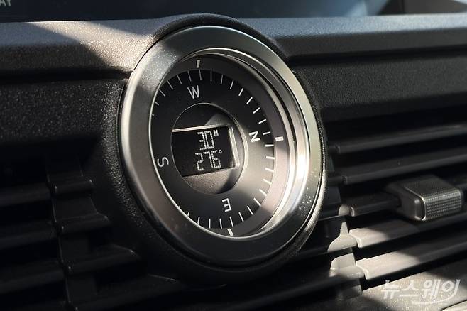 이네오스 그레나디어 나침반. 사진=권지용 기자