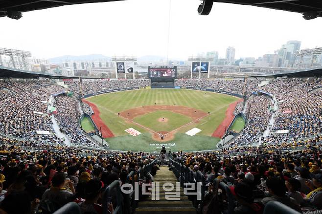[이데일리 이영훈 기자] 서울 송파구 잠실야구장에서 LG 트윈스와 KT 위즈의 경기가 열리고 있는 가운데 팬들이 열띤 응원을 펼치고 있다.