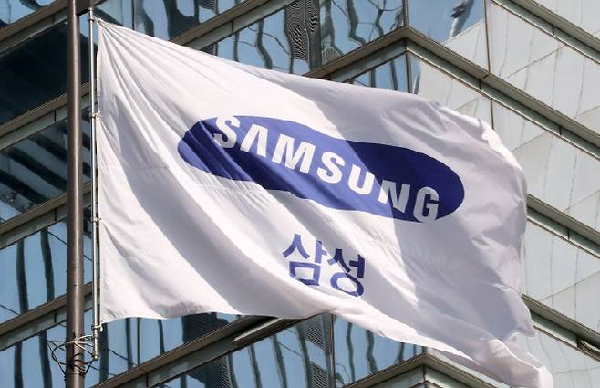 삼성전자가 이사회를 열고 이재용 부회장의 회장 승진을 의결했다고 발표했다. 이재용 삼성전자 회장은 부친인 고 이건희 회장이 2020년 10월 별세한 지 2년 만이자 1991년 삼성전자에 입사한 지 31년 만에 회장이 됐다. 27일 서울 서초동 삼성전자 사옥에 삼성 기가 펄럭이고 있다.(사진=방인권 기자)