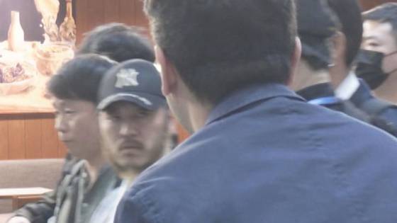 지난 달 25일, 입국장에서 모습을 드러낸 박왕열에게 질문하는 최광일 PD의 모습