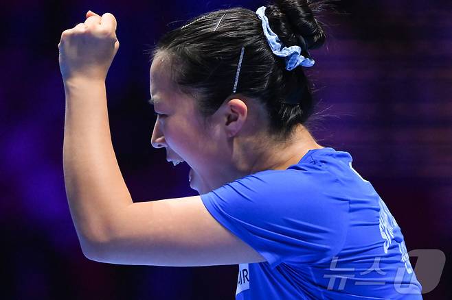 신유빈이 4일 중국 마카오에서 열린 2026 국제탁구연맹(ITTF) 남녀 월드컵 여자 단식 8강전에서 중국의 천싱퉁과 경기하고 있다. ⓒ 신화=뉴스1
