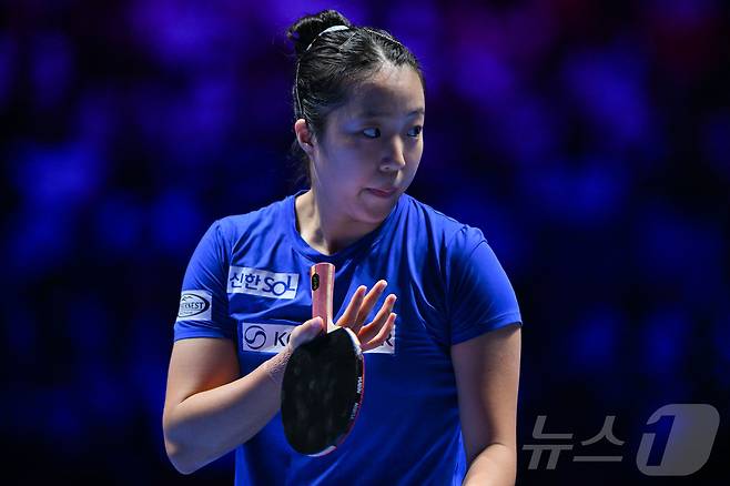 신유빈이 4일 중국 마카오에서 열린 2026 국제탁구연맹(ITTF) 남녀 월드컵 여자 단식 8강전에서 중국의 천싱퉁과 경기하고 있다. ⓒ 신화=뉴스1