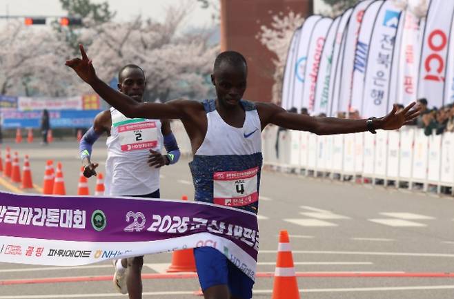 군산새만금마라톤에서 우승한 아이삭 켑케보이 투(케냐). (대한육상연맹 제공)