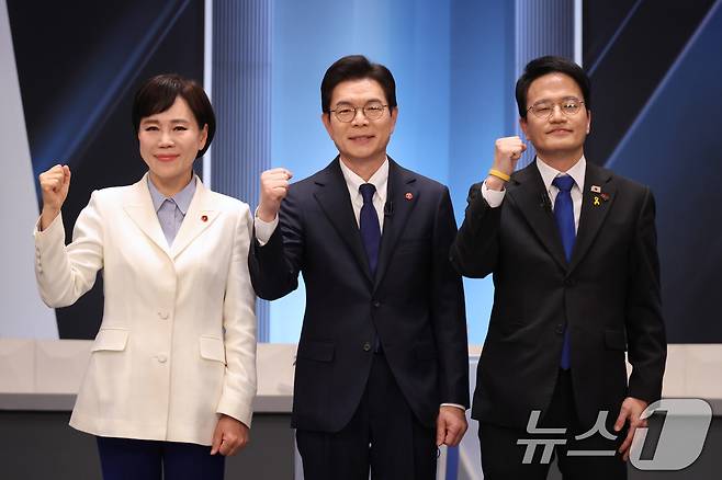 전현희(왼쪽부터), 정원오, 박주민 더불어민주당 서울시장 예비후보가 지난 3일 서울 여의도 KBS 스튜디오에서 열린 더불어민주당 서울시장 본경선 후보자 2차 합동토론회에서 기념촬영을 하고 있다. 2026.4.3 ⓒ 뉴스1 국회사진기자단