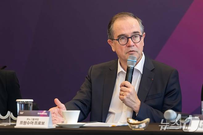 프랑수아 프로보 르노그룹 회장이 3일 서울 서초구 JW메리어트 호텔에서 열린 미디어 라운드 테이블에서 지난달 발표한 그룹 중장기 전략 '퓨처레디(futuREady) 플랜'을 한국 취재진에게 설명하고 있다(르노코리아 제공). 2026.4.3.