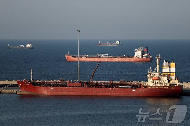 이란 전쟁 장기화로 호르무즈 해협 봉쇄가 지속되자 오만 무스카트항 인근에 루오지아산 유조선이 정박해 있는 모습. ⓒ로이터=뉴스1 ⓒ 로이터=뉴스1