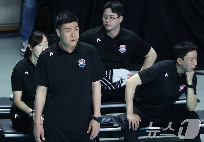 5일 오후 서울 중구 장충체육관에서 열린 2025-2026 진에어 V리그 여자부 챔피언결정전 3차전 GS칼텍스와 한국도로공사의 경기, 한국도로공사 김영래 감독대행이 경기를 바라보고 있다. 2026.4.5 ⓒ 뉴스1 김민지 기자