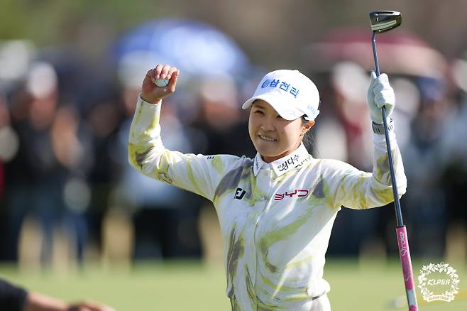 고지원이 5일 경기 여주 더시에나 벨루토 컨트리클럽에서 열린 KLPGA 더 시에나 오픈 2026에서 우승을 확정한 후 환호하고 있다. (KLPGA 제공. 재판매 및 DB 금지)
