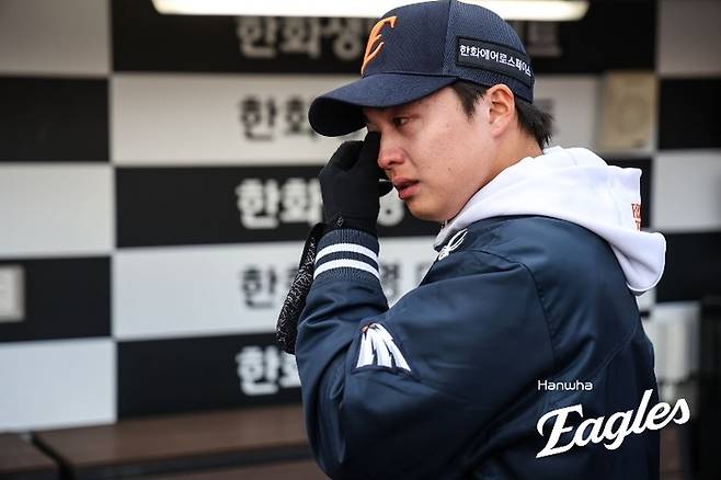 한화 왕옌청이 29일 대전 한화생명 볼파크에서 열린 2026 KBO리그 정규시즌 키움전에서 승리투수가 된 후 기족을 보며 뜨거운 눈물을 흘리고 있다. 사진 | 한화 이글스