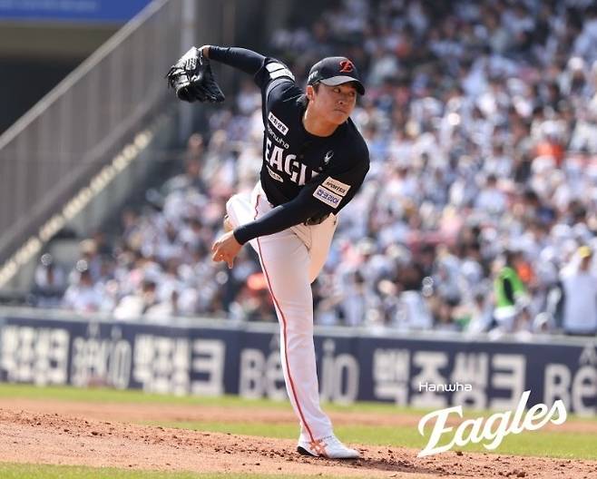 한화 왕옌청이 4일 잠실구장에서 열린 2026 KBO리그 정규시즌 두산전에 선발 등판해 역투하고 있다. 사진 | 한화 이글스