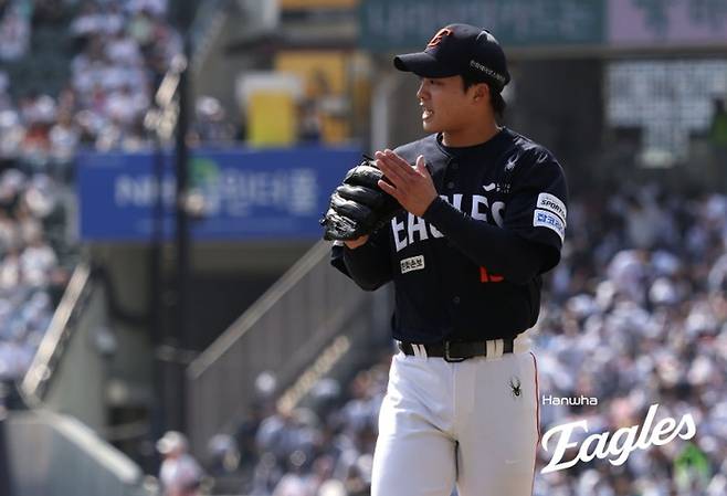 한화 왕옌청이 4일 잠실구장에서 열린 2026 KBO리그 정규시즌 두산전에서 이닝을 마친 후 야수진을 향해 박수를 보내고 있다. 사진 | 한화 이글스
