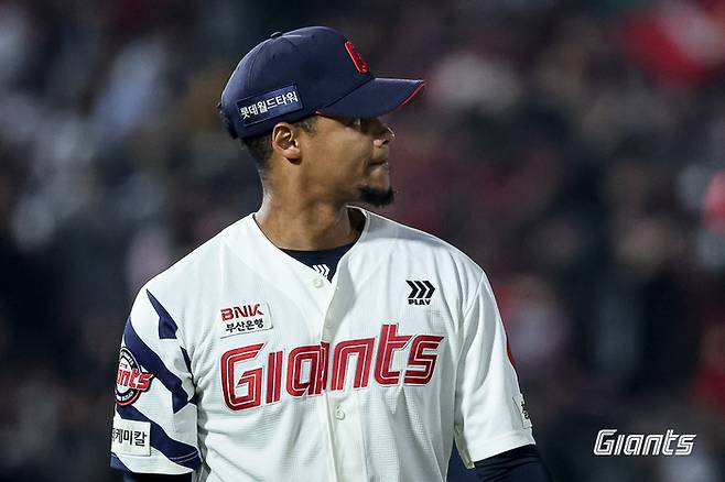 롯데 로드리게스가 3일 부산 사직구장에서 열린 2026 KBO리그 정규시즌 SSG전에 선발 등판해 그라운드를 바라보고 있다. 사진 | 롯데 자이언츠