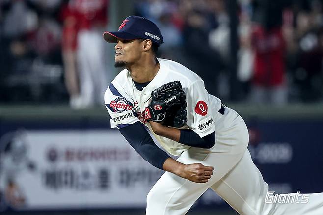 롯데 로드리게스가 3일 부산 사직구장에서 열린 2026 KBO리그 정규시즌 SSG전에 선발 등판해 역투하고 있다. 사진 | 롯데 자이언츠