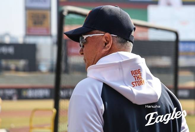 한화 김경문 감독이 28일 대전 한화생명 볼파크에서 열린 2026 KBO리그 정규시즌 개막전 키움과 경기에 앞서 선수단 훈련을 지켜보고 있다. 사진 | 한화 이글스