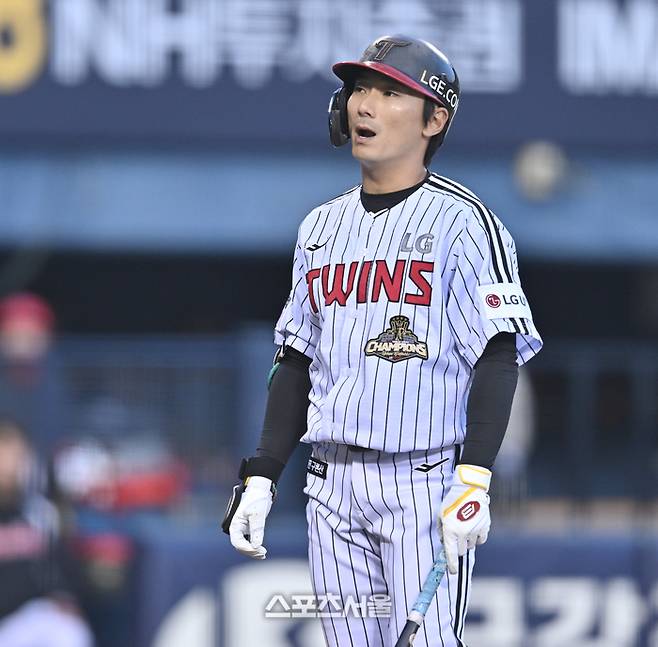 LG 신민재가 2일 서울 잠실구장에서 열린 2026 KBO리그 KIA전 1회말 1사 삼진아웃을 당한 후 판정이 이상하다는 표정을 짓고 있다. 잠실 | 최승섭기자 thunder@sportsseoul.com